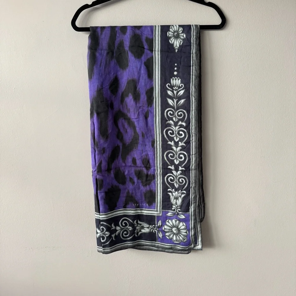 Versace Authentic Purple Leopard Print Bordered‎ Cashmere Blend Pashmina Scarf